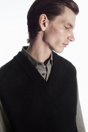 Chaleco COS V-Neck Textured-Lana Hombre Negros | México SUIO-14970